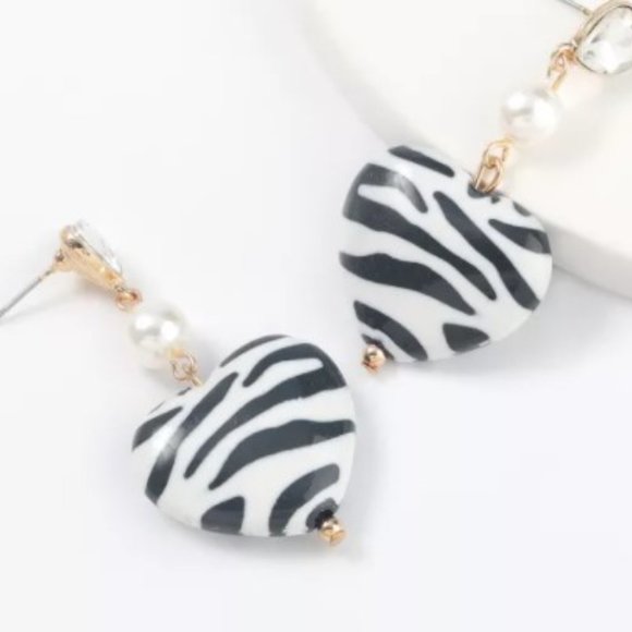Zebra print heart earrings - Picture 7 of 9